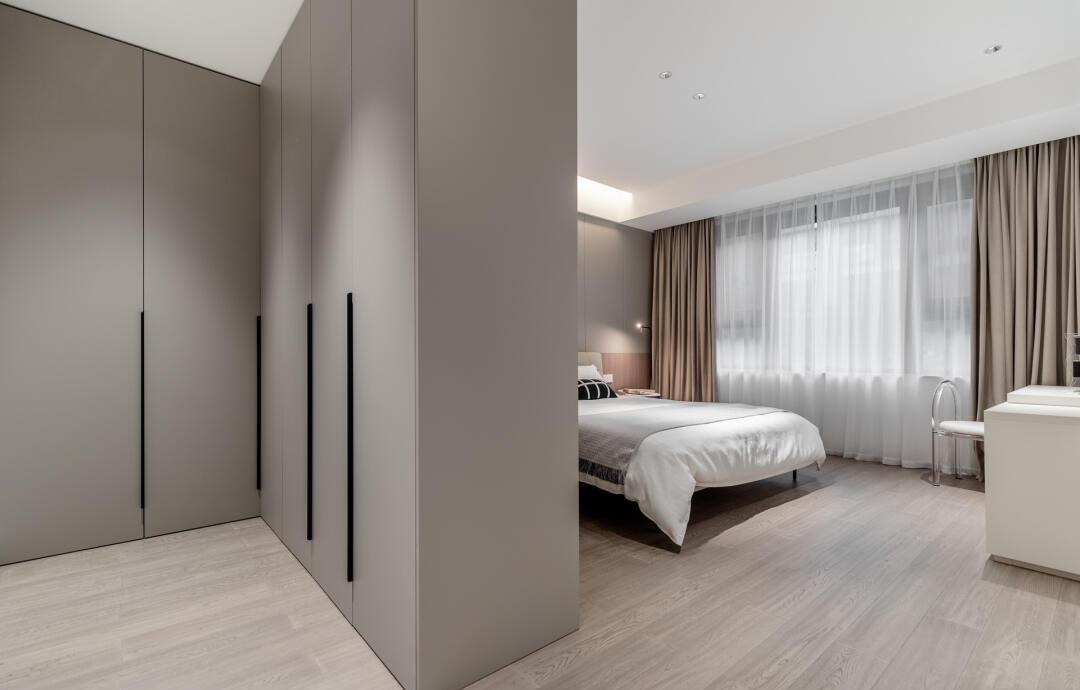 衛生間門對床？巧妙布局來化解！打造舒適衛浴空間隔斷方案